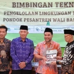 Ketua Ponpes Wali Barokah KH. Sunarto saat menyerahkan cinderamata kepada Anggota DPRD Jatim, Khusnul Arif. Foto: Muji Harjita/BANGSAONLINE.