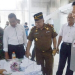 Ketua PKB Gresik Moh. Qosim (tengah baju putih) yang juga Wabup Gresik, saat sidak TPS bersama Bupati Sambari. foto: SYUHUD/ BANGSAONLINE.
