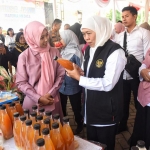 Gubernur Khofifah saat meninjau Bursa Jamu Materia Medica Batu.