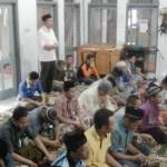 Warga binaan ikuti salat berjamaah di musala rutan Pacitan.