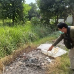 Warga saat menunjukkan penemuan beberapa peluru aktif di tanah kavling Perumahan Pesona Permata Ungu, Tempel, Sidoarjo.