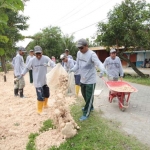 Karyawan EMCL Kerja Bhakti Bersana Masyarakat Mojodelik melakukan perbaikan jalan desa.
