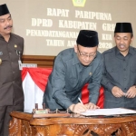 Ketua DPRD Gresik Ahmad Nurhamim disaksikan Wabup Moh. Qosim dan Wakil Ketua DPRD Moh. Syafi