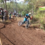 Peserta sepeda downhill saat memacu sepedanya melewati rute menurun. foto: BAMBANG/ BANGSAONLINE