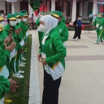 Gubernur Khofifah saat menyapa para atlet. Foto: DEVI FITRI AFRIYANTI/BANGSAONLINE