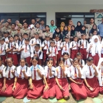 Kelompok Mahasiswa KKN IKHAC Mojokerto foto bersama Guru SDN Kunjorowesi 1. Foto: DEDEN DAUD SURAHMAN/ BANGSAONLINE