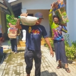 Para anggota Komunitas Juang hendak menyalurkan sembako donasi dari Gereja Santa Maria Kecamatan Kerek.