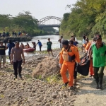 Petugas mengevakuasi jasad korban untuk dibawa ke RSUD Mardi Waluyo Kota Blitar.