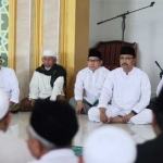 Gus Ipul bersama sejumlah Kiai Sepuh berkumpul di pesantren Yayasan Nurul Islam (Nuris) Jember untuk membacakan doa khusus sesaat sebelum dimulainya Istighosah Akbar "Mengetuk Pintu Langit" yang digelar di Kampung Jakcloth, Jl Slamet Diyadi, Jember.