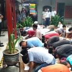 Para Narapidana yang bebas dengan program asimilasi melakukan sujud syukur sebelum keluar dari Rumah Tahanan Kelas II Bangkalan, Senin (6/4).