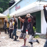 Belasan anak jalanan saat diberi sanksi petugas. foto: AAN AMRULLOH/ BANGSAONLINE