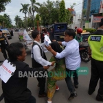 Massa aksi saat teatrerikal menyeret pemeran Sekda Jombang Ita Triwibawati di depan kantor Kejari Jombang, Jumat (9/12). foto: RONY S/ BANGSAONLINE