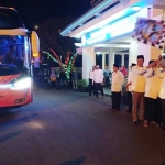 Bupati Indartato saat memberangkatkan rombongan bus balik gratis.