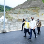 Presiden Republik Indonesia, Joko Widodo didampingi Gubernur Jawa Timur Khofifah Indar Parawansa saat meresmikan Bendungan Tukul, Desa Karanggede, Kecamatan Arjosari, Kabupaten Pacitan, Minggu (14/2). foto: ist/ bangsaonline.com