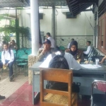 Suasana pendaftaran calon tenaga kontrak di kantor Satpol PPK Trenggalek. foto: herman/ bangsaonline