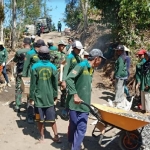 Satgas TMMD 106 Kodim 0818 bersama warga bersemangat mengejar target yang sudah direncanakan, Sabtu (5/10).