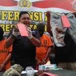 Barang bukti yang berhasil diamankan polisi dan tiga pelaku pengeroyokan.