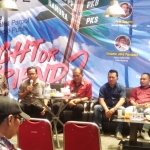 Bacawali Kota Malang dari PDI Perjuangan Sutiaji sekaligus Wawali Kota Malang, bersama narasumber saat berdialog atau diskusi politik di Cafe Kopilogi Ijen Malang, Sabtu (9/12). Foto: IWAN/ BANGSAONLINE