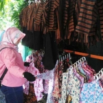 Pedagang musiman jual baju-baju jadul.