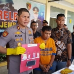 Kapolres Jember AKBP Alfian Nurrizal menunjukkan tersangka beserta barang bukti.