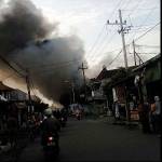 Mess karyawan yang terbakar tadi siang. foto : nanang ichwan/BangsaOnline.com