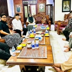 Sekretaris DPD PKS Kabupaten Pasuruan Adib Ghoni Itqon bersama rombongan saat silaturrahmi di kediaman Udik Djanuantoro.
