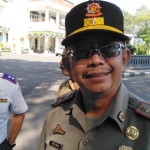 Kasatpol PP Kota Malang Priyadi ketika diwawancarai BANGSAONLINE.com usai mengikuti apel pagi di Balai Kota, Senin (06/05). foto: IWAN IRAWAN/ BANGSAONLINE