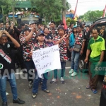 Sejumlah masa GPI berorasi di depan Dinkes Kota Blitar. foto: AKINA/ BANGSAONLINE