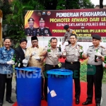 Wakapolda Jatim Brigjen Pol Toni Harmanto, AKBP Wahyu S. Bintoro beserta tokoh masyarakat dan Forkopimda saat pemusnahan BB hasil Ops Lilin Semeru 2018. foto: SYUHUD/ BANGSAONLINE