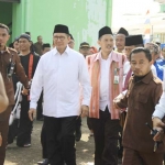 Menteri Agama Lukman Hakim Saifuddin saat memasuki bumi perkemahan para penyuluh agama se-Jawa Timur, didampingi oleh Kakanwil Kemenag Prov Jatim Syamsul Bahri.