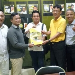 Ptek Riduan, Khamim, Wongso, dan Erry Sucahyo saat menyerahkan hasil penjaringan bacabup dan bacabup Golkar Gresik ke DPD. foto: ist.