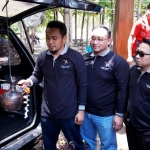 Komisioner KPU Kabupaten Kediri, Divisi Parmas, Nanang Qosim (siap pecahkan kendi), Eka Wisnu Wardana (Divisi Rendatin) dan Anwar Anshori (Divisi Teknis). Foto: MUJI/BANGSAONLINE