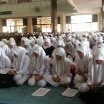 
ISTIGHOTSAH UN-Siswa Sidoarjo saat mengikuti istighotsah dalam rangka menjelang Ujian Nasional (UN), di Masjid Agung Sidoarjo, Kamis (10/4). [foto:mustain/BANGSAONLINE

