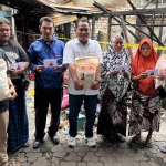 Tim Nila saat memberikan bantuan kepada korban kebakaran, Salimah (65) dan Sumiyati (63). Foto: Ist