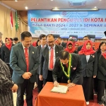 Pj. Wali Kota Kediri dan Wakil Wali Kota Kediri Terpilih, Gus Qowim, saat menyaksikan penandatanganan berita acara pelantikan. Foto: Ist