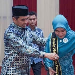 Wali Kota Pasuruan Adi Wibowo saat memasangkan selempang secara simbolis kepada perwakilan Bunda PAUD.