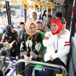 Gubernur Jawa Timur, Khofifah Indar Parawansa saat menjajal Bus Trans Jatim (dok. ist)