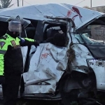 Mobil Gran Max Nopol N1577FD yang terguling di Ruas Tol Ngawi-Solo KM 560.200. (foto: ist).