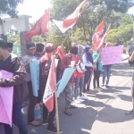 Belasan Aktivis Gerakan Mahasiswa Nasional Indonesia (GMNI) melakukan aksi demo anti terorisme, di Alun-alun Bangil, Pasuruan (16/5).
