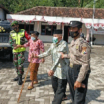 Anggota Babinsa dan Bhabinkamtibmas Kwadungan saat menjemput lansia untuk melaksanakan vaksinasi.