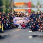 Para anggota Motor Besar Club Jawa Timur atau MBC Jatim foto bersama usai acara santuni anak yatim dan panti jompo serta bagi-bagi takjil di jalan raya depan SPBU Sedati Albatros, Ahad (31/4/2024). Foto: M Sulthon Neagara/ BANGSAONLINE