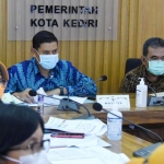 Wali Kota Kediri Abdullah Abu Bakar (tengah), didampingi Sekretaris Daerah Kota Kediri Bagus Alit, saat mengikuti acara SAKIP-RB Award 2020 secara virtual. foto: ist.