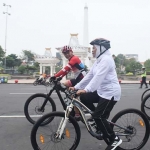 Gubernur Jatim, Khofifah Indar Parawansa ikut gowes mulai garis start di kantor Gubernur Jl. Pahlawan hingga Gedung Negara Grahadi, Surabaya. foto: ist