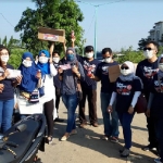 Relawan Gotong Royong dibantu Aparat Kepolisian dan Keluarahan Mrican, saat akan membagikan masker dan sabun cuci tangan di Pasar Mrican. foto: MUJI HARJITA/ BANGSAONLINE