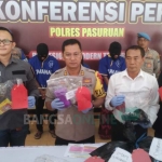 Kapolres Pasuruan AKBP Rizal Martomo saat mengekspos tiga tersangka pembunuhan beserta barang bukti di Mapolres setempat. foto: ANDY F/ BANGSAONLINE