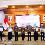 Gubernur Jawa Timur Khofifah Indar Parawansa dan Wagub Emil Elestianto Dardak foto bersama dengan para penerima penghargaan lomba di Gedung Negara Grahadi, Senin (12/20) malam. foto: ist/ bangsaonline.com