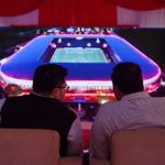 Bupati Kediri, Hanindhito Himawan Pramana (kiri), saat menyaksikan maket stadion. Foto: Ist