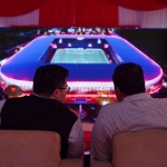 Bupati Kediri, Hanindhito Himawan Pramana (kiri), saat menyaksikan maket stadion. Foto: Ist