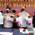 Kapolres Mojokerto AKBP Dony sedang memamerkan barang bukti.
