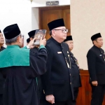 Bobby Soemiarsono saat dilantik sebagai Pj Sekdaprov Jatim.